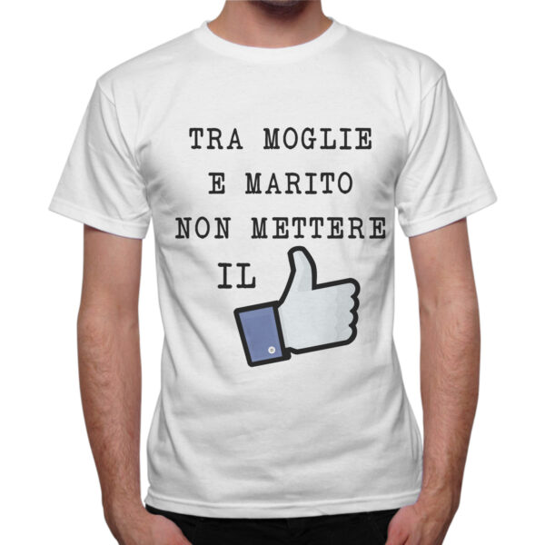 T-Shirt Uomo TRA MOGLIE E MARITO 1 T-Shirt Uomo TRA MOGLIE E MARITO