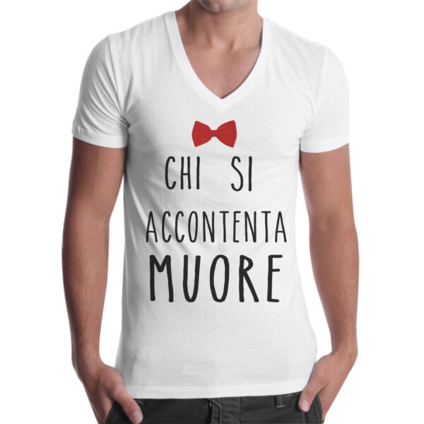 T-Shirt Uomo Scollo V CHI SI ACCONTENTA