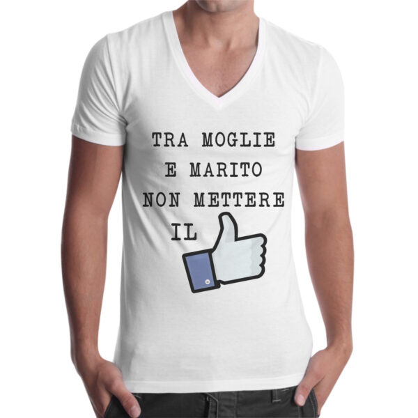 T-Shirt Uomo Scollo V TRA MOGLIE E MARITO
